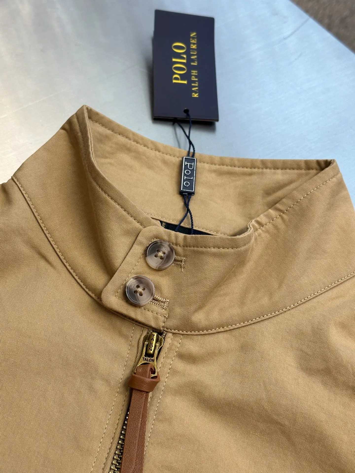 🅿️560 Ralph Lauren embroidered zipper jacket is made of custom-made fine cotton twill elegant fabric, with khaki as the background color, and exquisite pony logo embellishment, bringing an atmosphere of freedom and vitality, injecting the soul charm of the brand.  Using imported machine embroidery technology, advanced computer control systems and precision mechanical components are used to achieve the iconic pony embroidery operation.  The template machine opens the bag, and the preset template guides the position, shape and size of the bag. The accuracy ensures the quality of the bag opening effect. Infrared positioning cutting machine. The infrared transmitter and infrared receiver are used to achieve precise positioning of the material, and the accuracy can reach the micron level, thereby meeting the effect of high-precision cutting of plaid alignment.  size：s m l xl